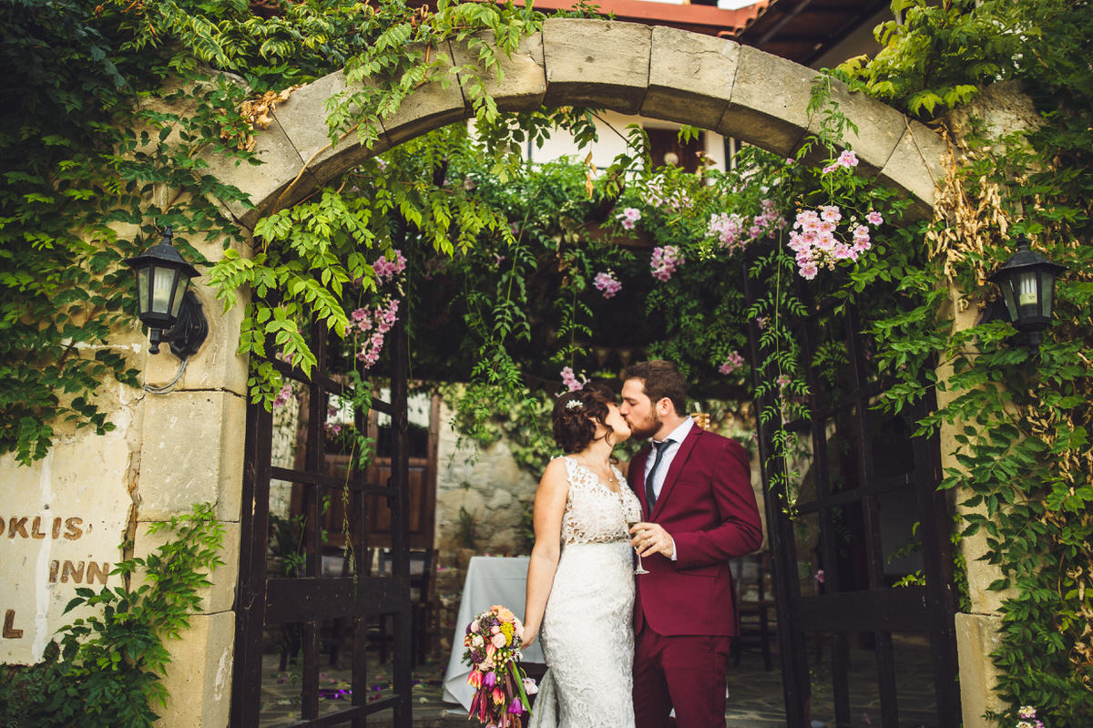 kiss at the gate of the venue