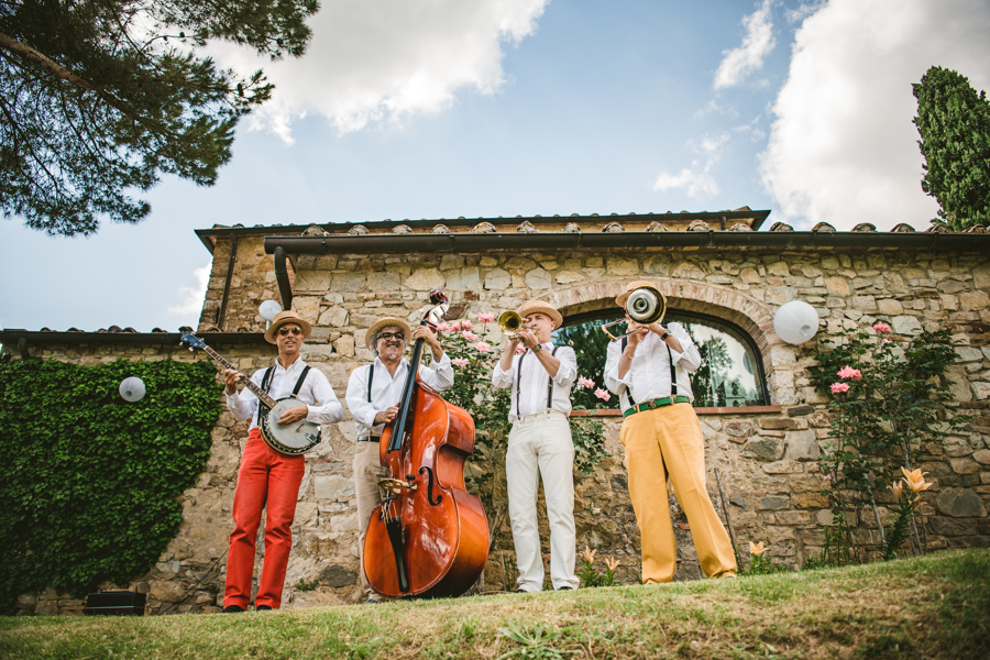 If you're planning a wedding in Tuscany or dreaming of a destination big day, don't miss this couple's Livernano Estate Wedding, inspired by Italian wine...